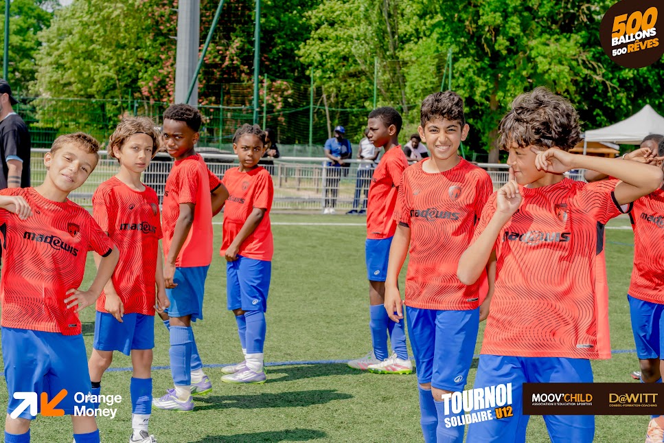 Coach et enfant lors d'un entraînement